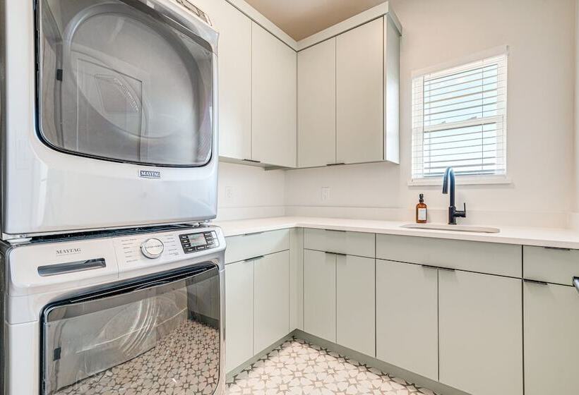 Luxe Texas Retreat W/ Dock Access   Near Lake Lbj!