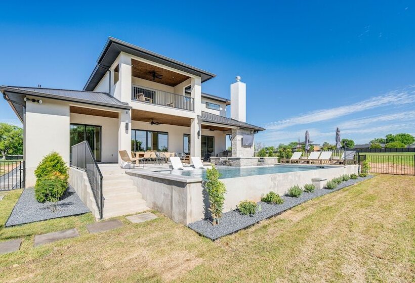 Luxe Texas Retreat W/ Dock Access   Near Lake Lbj!