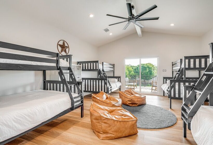 Luxe Texas Retreat W/ Dock Access Near Lake Lbj!