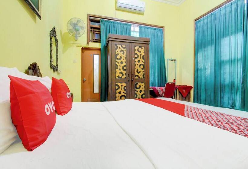Отель Oyo 94009 Homestay Ndalem Kademangan