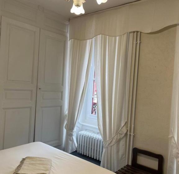 هتل Hôtel Restaurant Le Beffroi