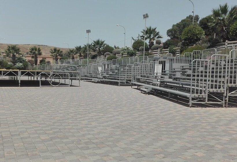 هتل Riviera Village