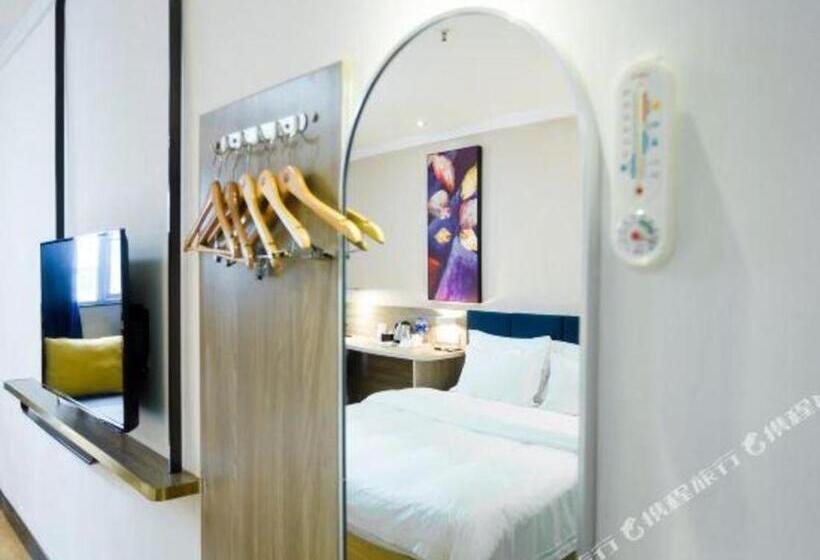 Отель 7 Days Premium Xianning Wenquan Shopping Center