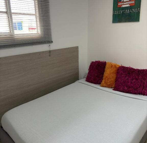 تختخواب و صبحانه Zivá Hostal