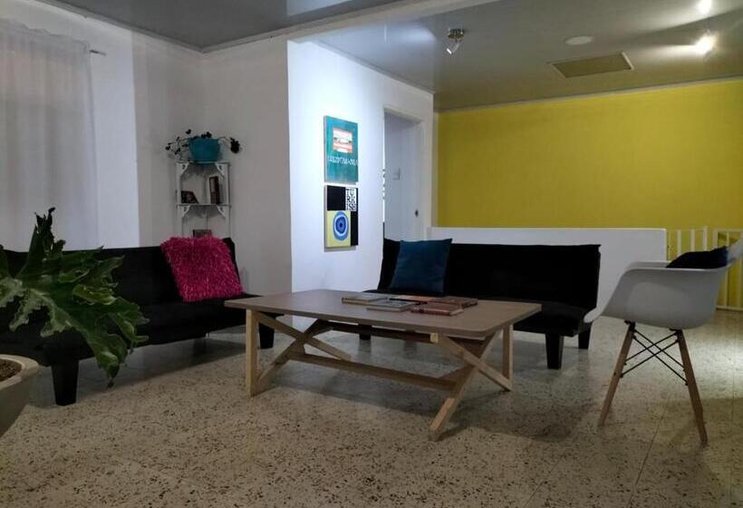 تختخواب و صبحانه Zivá Hostal