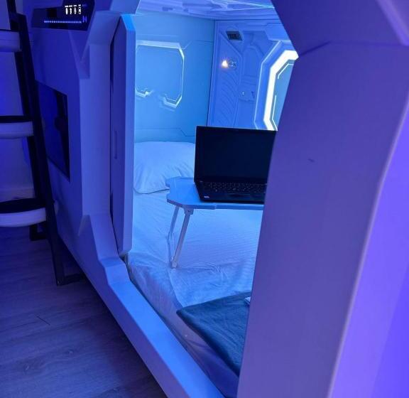 هتل کپسول Miami Capsule