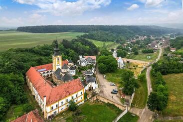 هتل Dve Kule Resort & Winery