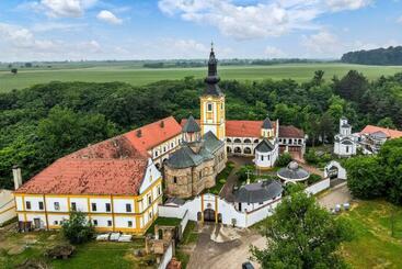 هتل Dve Kule Resort & Winery