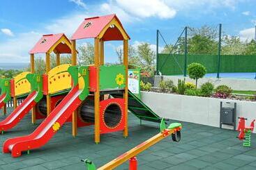 هتل Dve Kule Resort & Winery