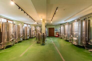 هتل Dve Kule Resort & Winery