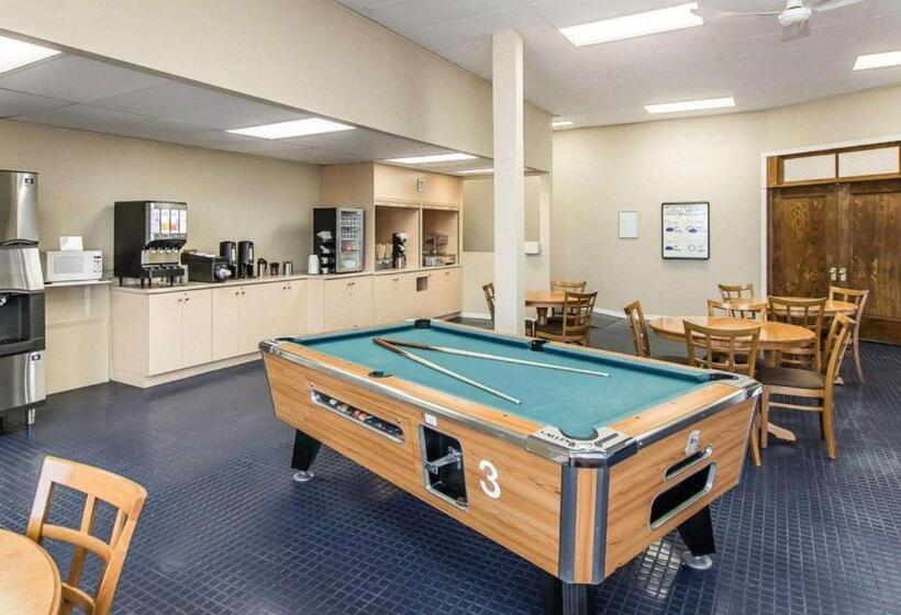 Отель Econo Lodge