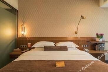 هتل James Joyce Coffetel Xishuangbanna Poshui Square Manjinglan Ancient City