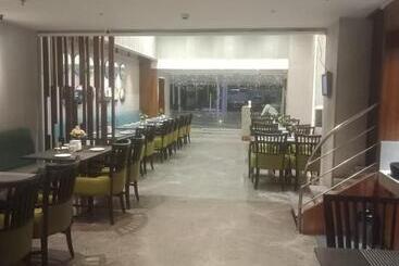 هتل C Burrito  Free Buffet Breakfast