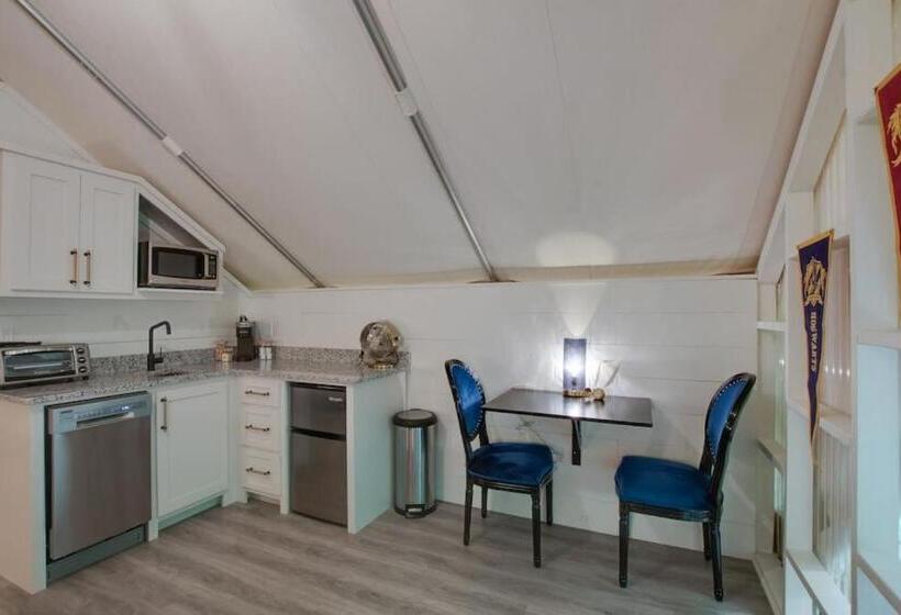 אתר נופש Hogwarts Luxury Glamping Tent Harry Potter Theme
