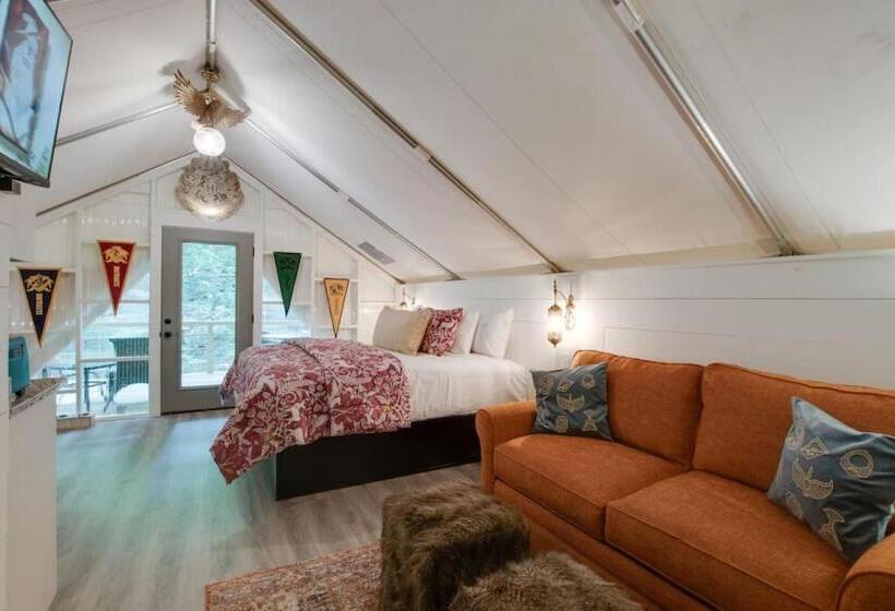 אתר נופש Hogwarts Luxury Glamping Tent Harry Potter Theme