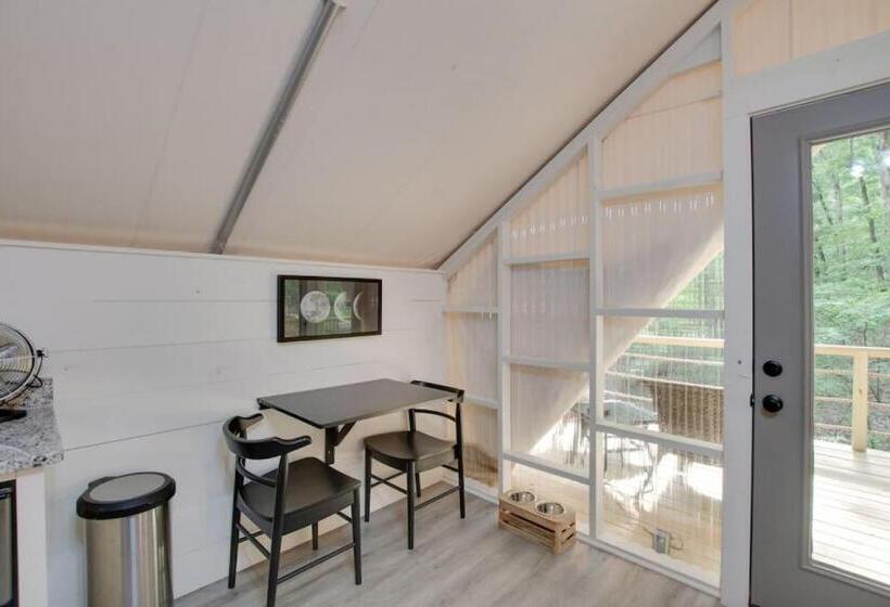 אתר נופש Launch Pad Luxury Glamping Tent Space Theme
