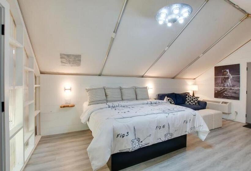 리조트 Launch Pad Luxury Glamping Tent Space Theme
