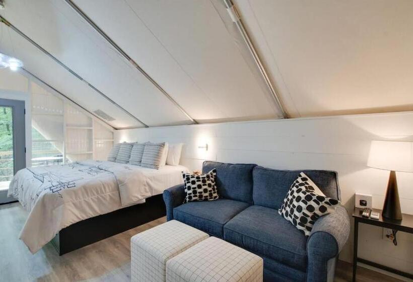 אתר נופש Launch Pad Luxury Glamping Tent Space Theme