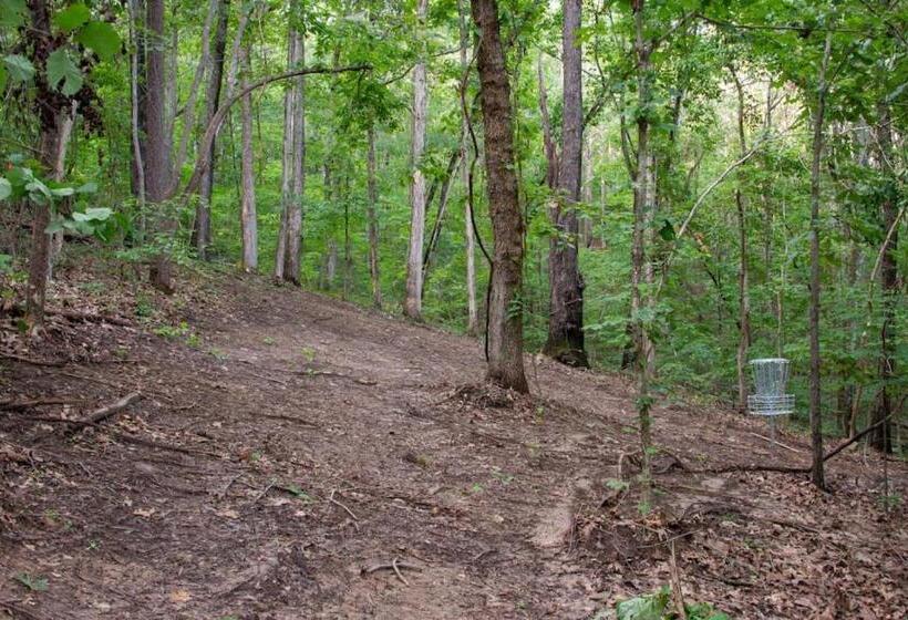 منتجع Maple Luxury Treehouse Near Lake Guntersville