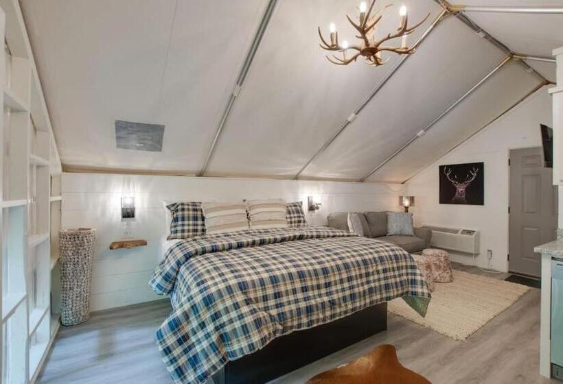 אתר נופש The Lodge Luxury Glamping Tent Hunting Theme