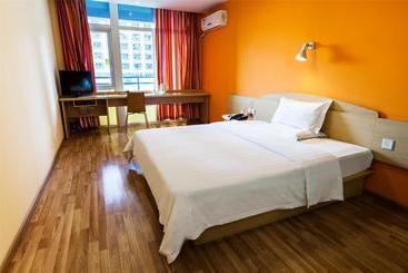 هتل 7days Inn Qingdao Haiyunan Xinglong Road