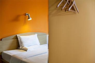 هتل 7days Inn Qingdao Haiyunan Xinglong Road