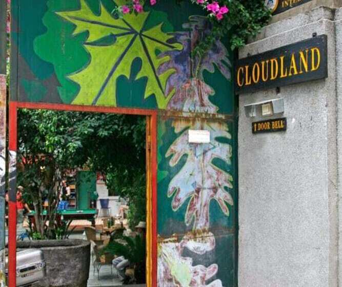 The Cloudland International Youth Hostel Close To The City Center,15 Min Walks To The Subway, Close