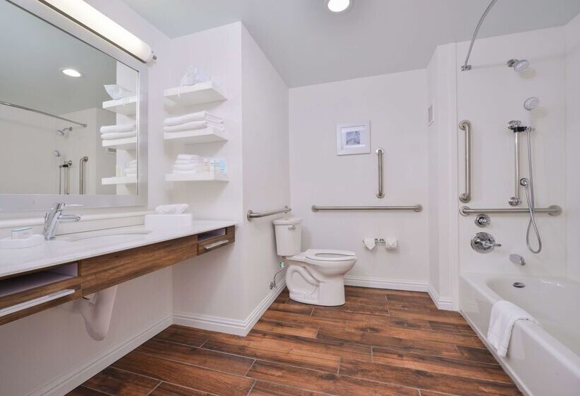 هتل Hampton Inn Emporia