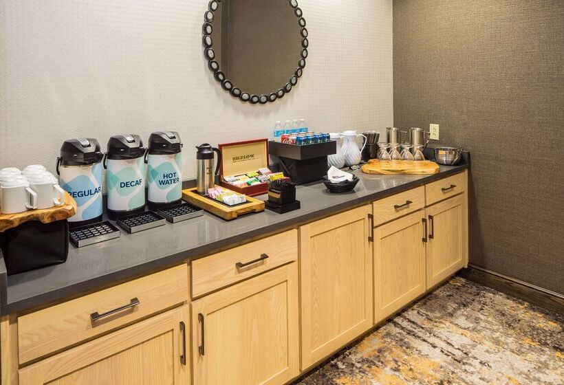 هتل Hilton Garden Inn Pittsburgh Airport