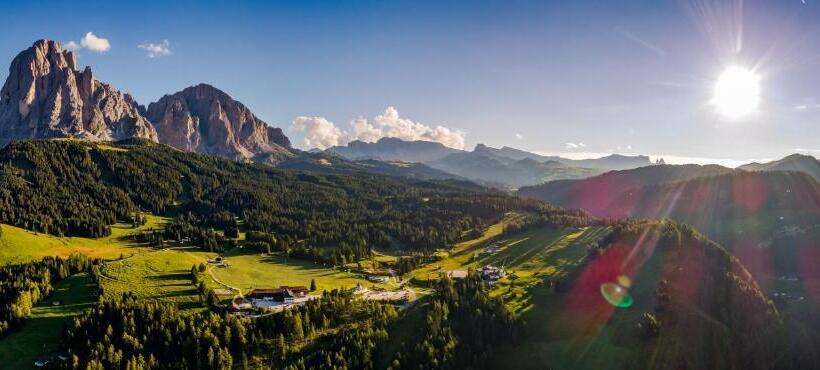 هتل Monte Pana Dolomites