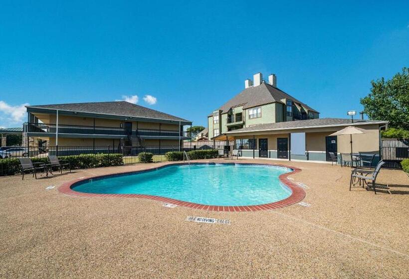 בית מלון כפרי Quality Inn & Suites Garland   East Dallas