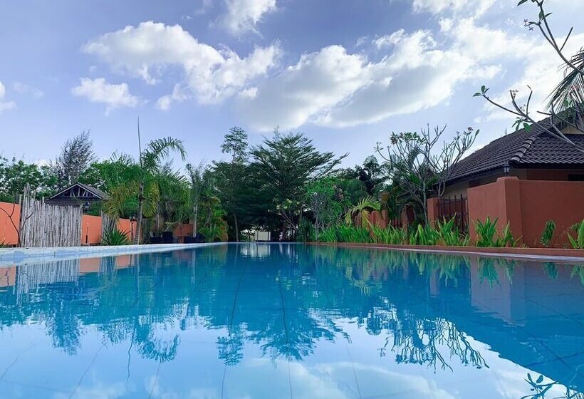 هتل Coconut Beach Villa Langkawi