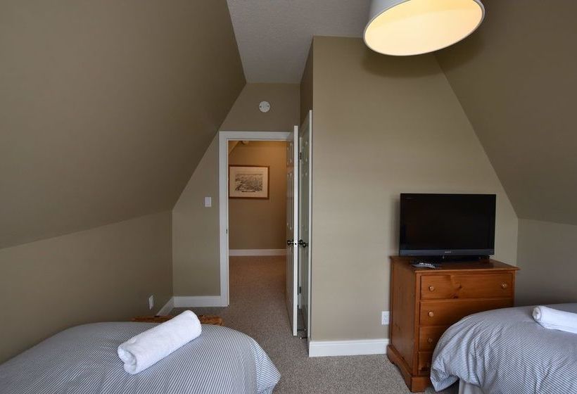 Отель The Lodges At Blue Mountain - Historic Snowbridge Condos