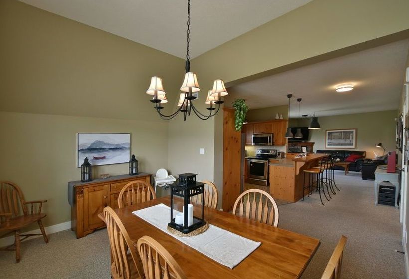 Отель The Lodges At Blue Mountain - Historic Snowbridge Condos