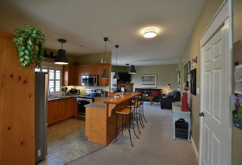 Отель The Lodges At Blue Mountain - Historic Snowbridge Condos