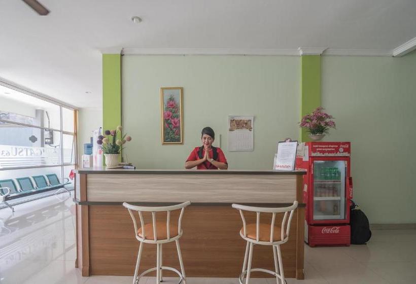 Отель Reddoorz At Gatot Subroto Lampung