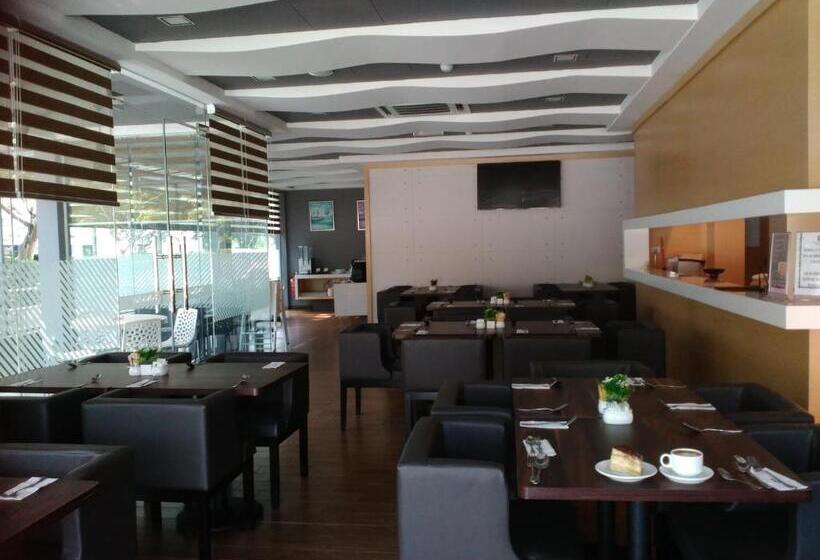 هتل Lumut Suites