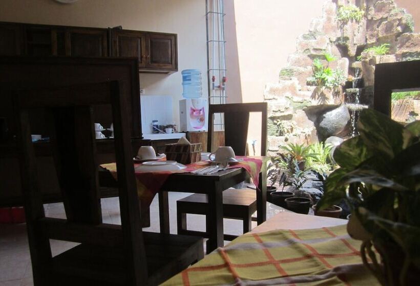 پانسیون Larasati Guest House