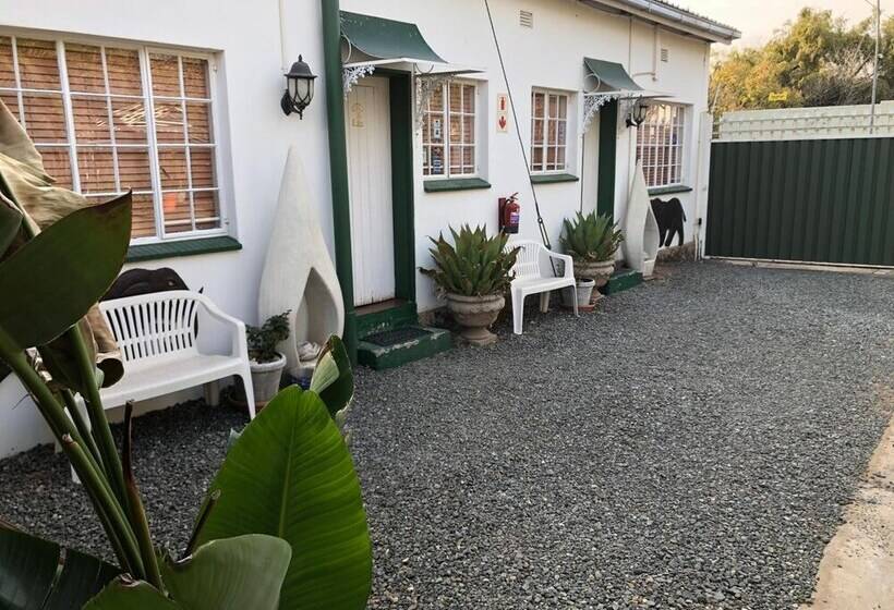 ペンション The Solomon Guest House