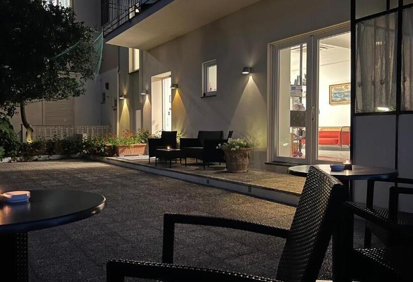 مسافرخانه Victoria Place