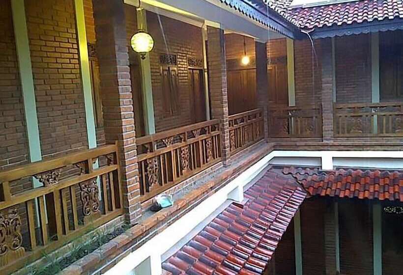 پانسیون Roemah Balewaringin