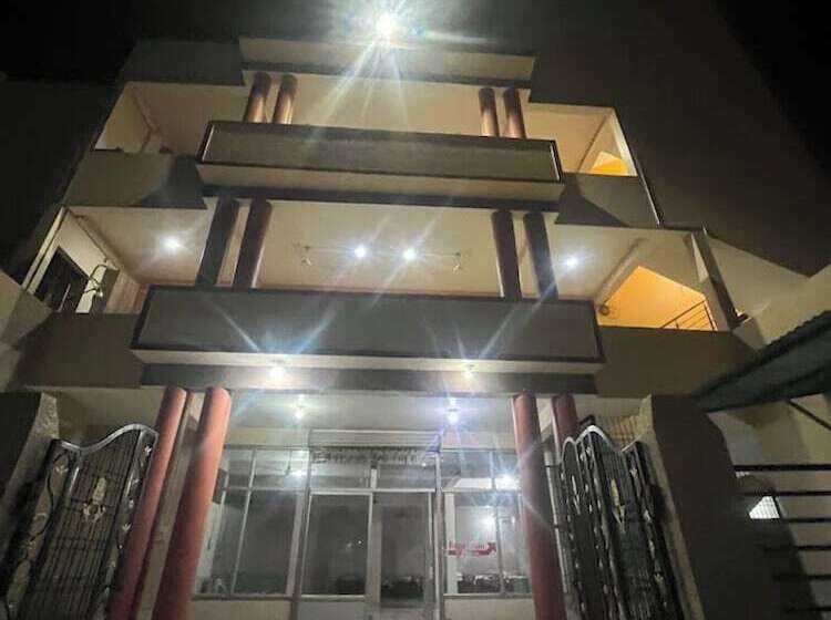 בית מלון כפרי Goroomgo Galaxy Palace Bareli