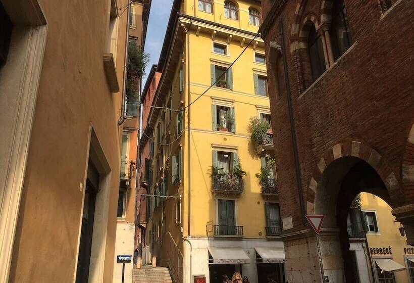 تختخواب و صبحانه Piazza Erbe Lodge