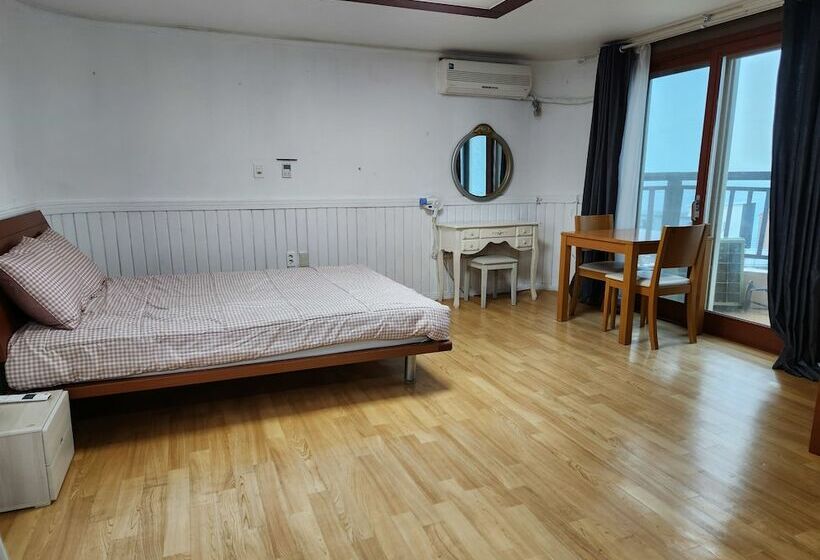 Отель Queens Bay Pension