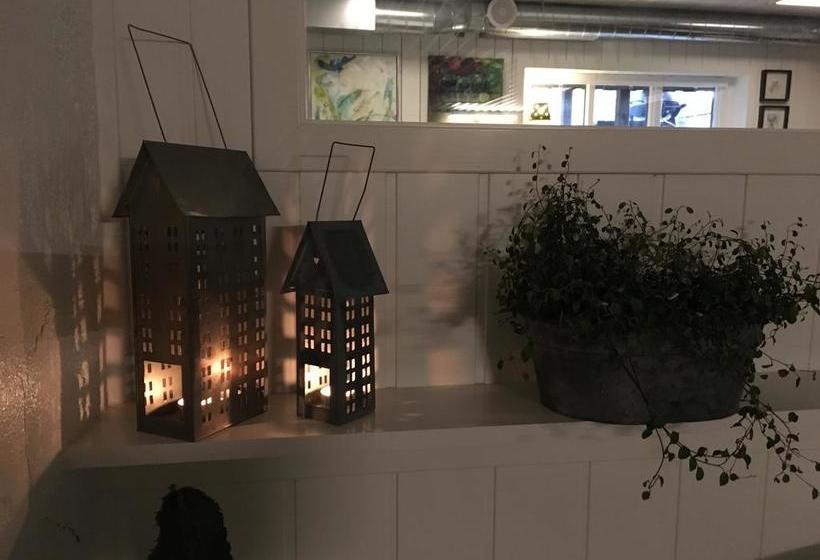 모텔 Krøgeneslåven Microtel