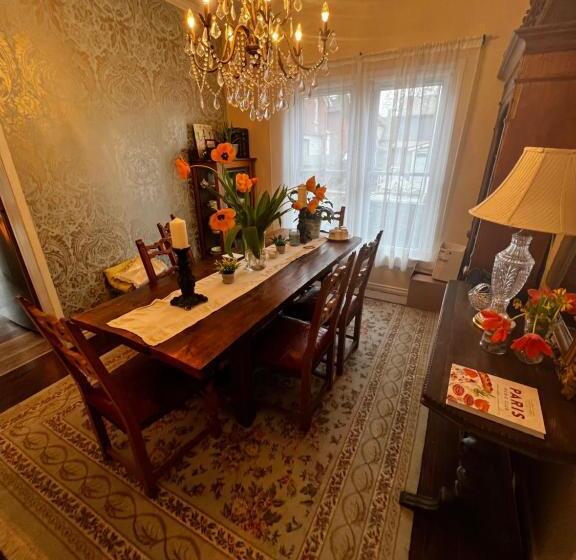 تختخواب و صبحانه Adams Inn