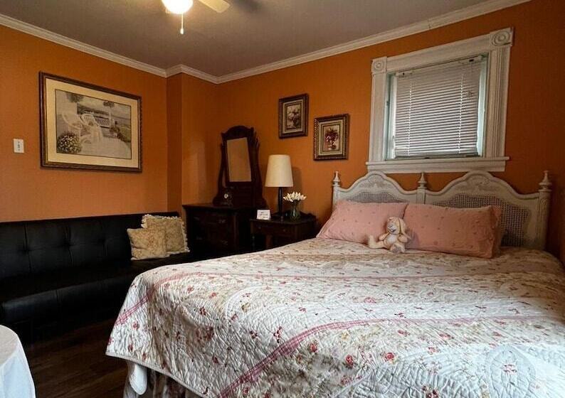 تختخواب و صبحانه Adams Inn