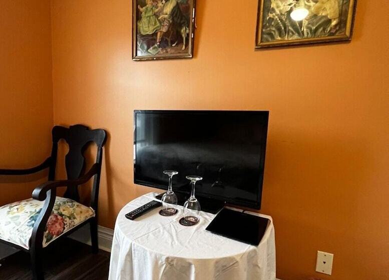 تختخواب و صبحانه Adams Inn
