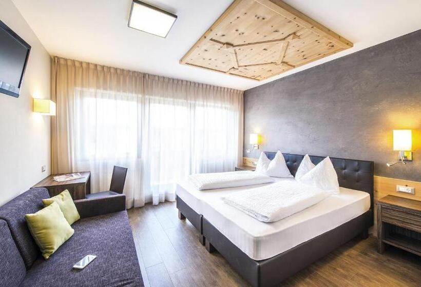 هتل Zum Tiroler Adler