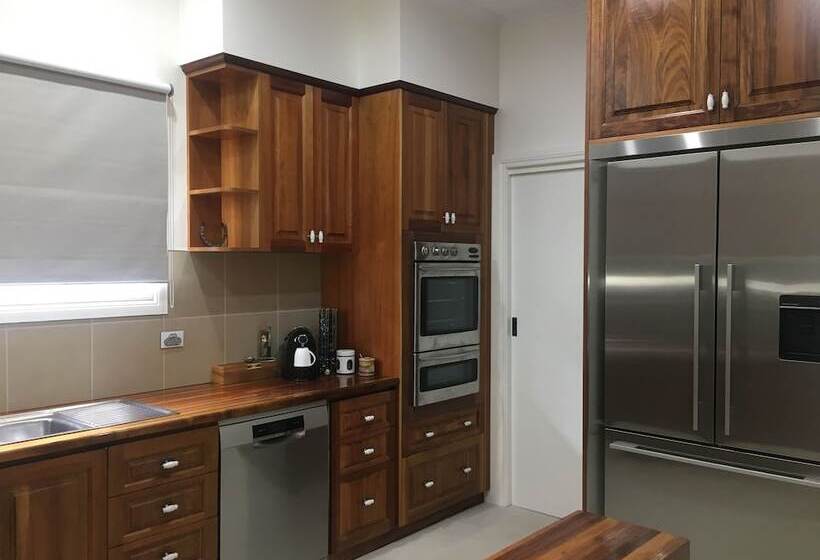 Noah's Stanley Luxury Bed And Breakfast